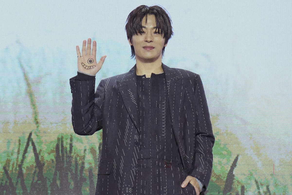 Aktor Koo Kyo Hwan saat konferensi pers serial Parasyte: The Grey di Korea Selatan, Selasa (26/3/2024).