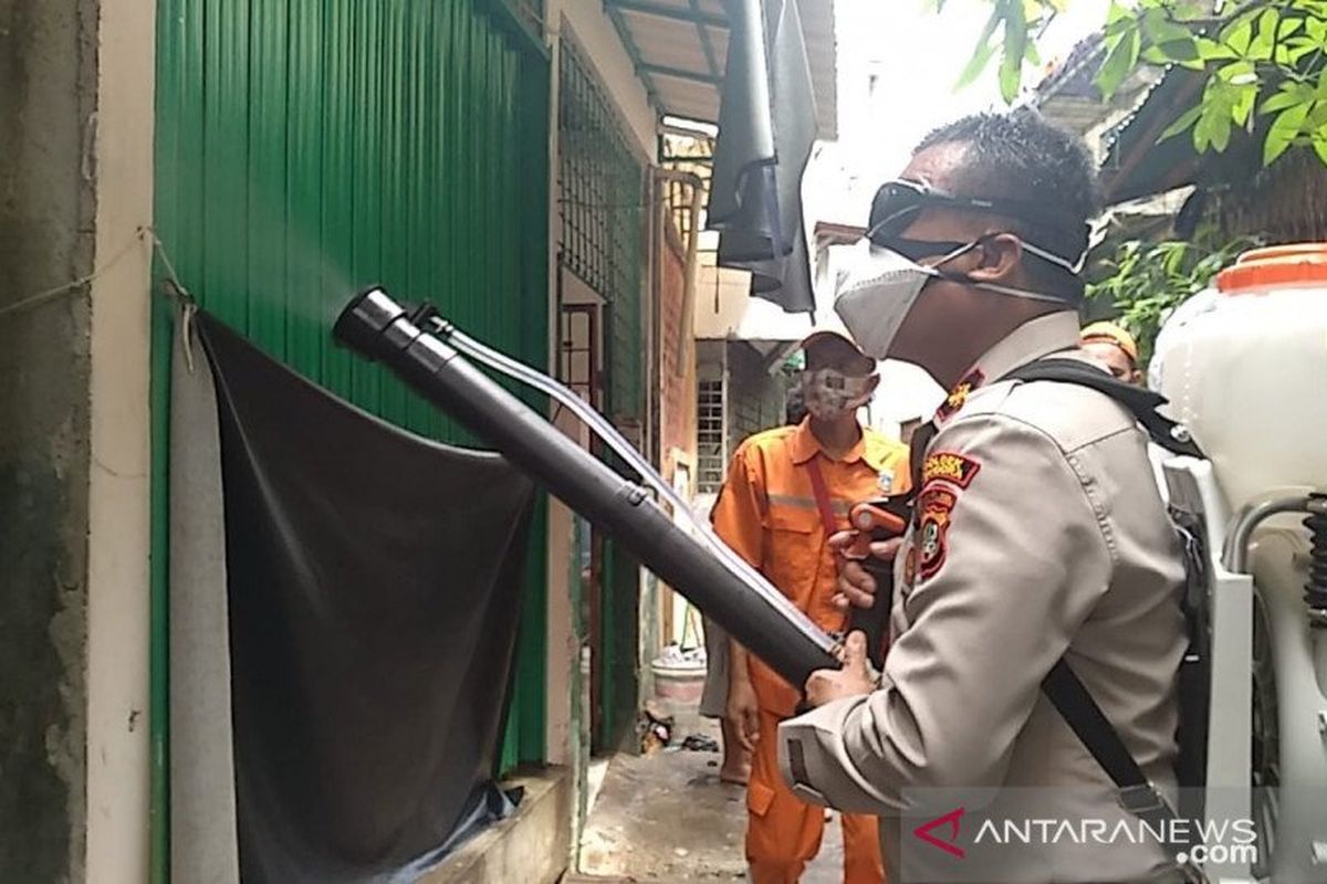 Kapolsek Tambora Kompol Iver Son Manossoh mendisinfeksi kawasan musala jemaah yang terpapar COVID-19 di Jakarta, Minggu (10/5/2020).