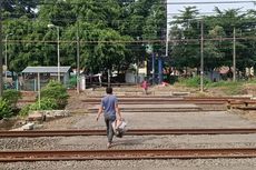 Sejumlah Warga Nekat Menyeberang di Pelintasan KA Stasiun Cakung yang Ditutup