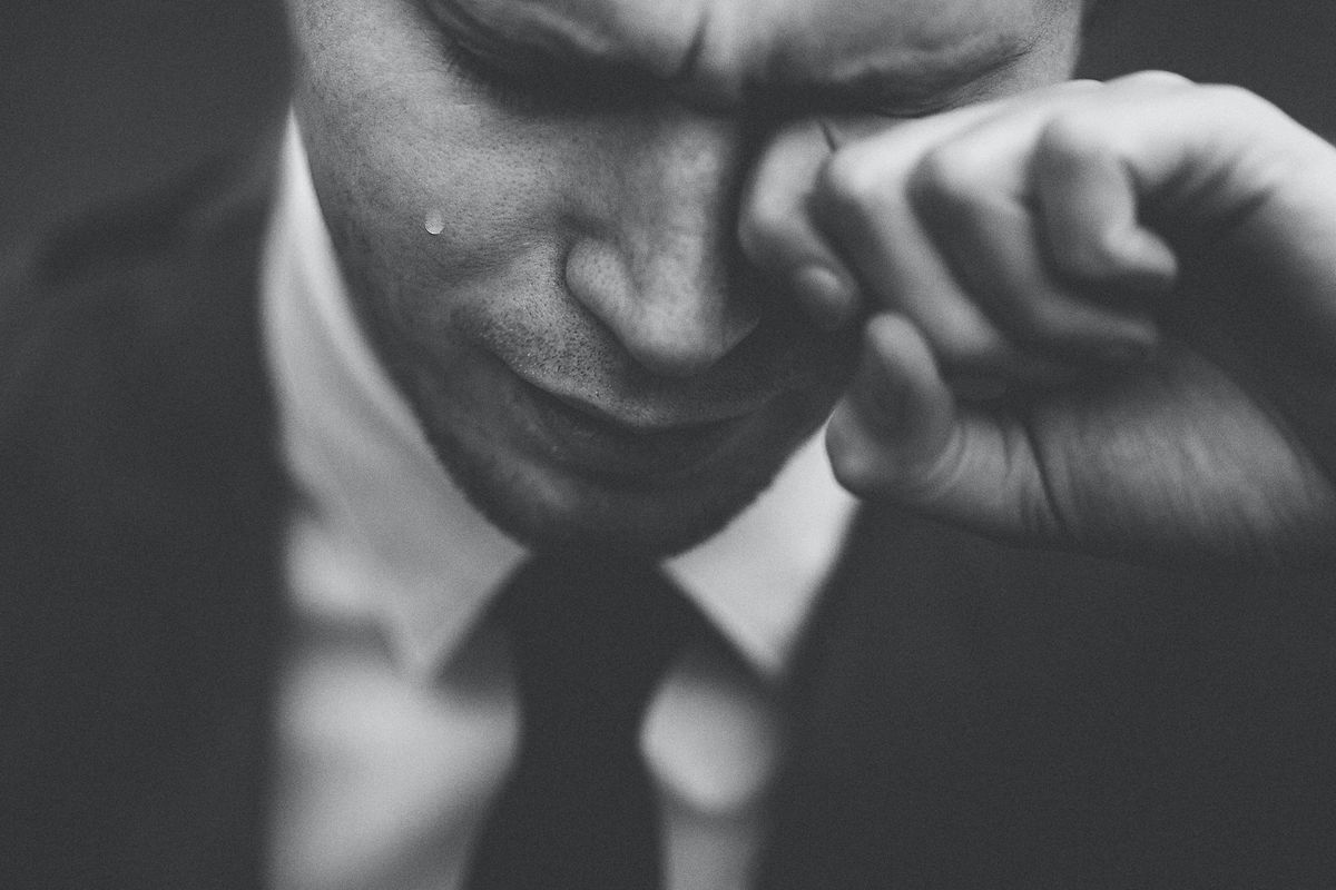 Masih banyak yang menilai menangis sebagai hal yang tabu dilakukan oleh pria