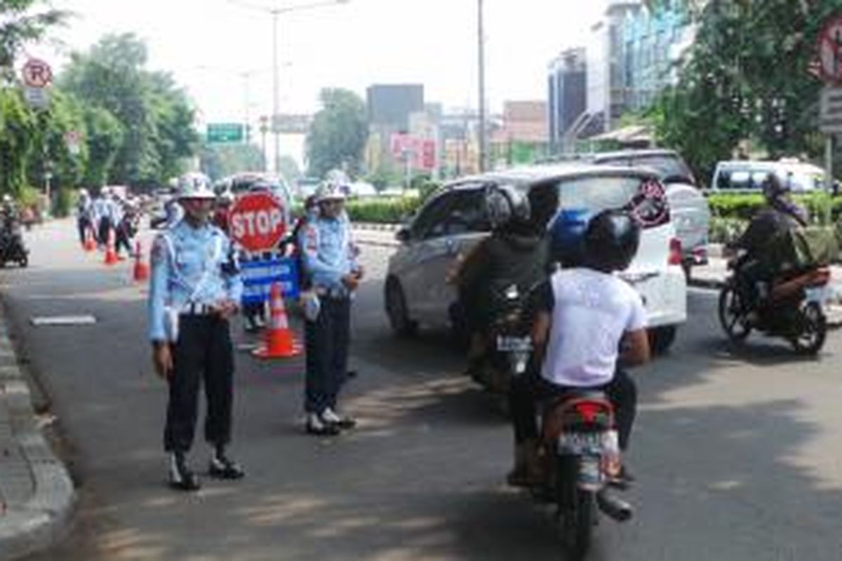 Jalan Otista Raya, Jatinegara, Jakarta Timur, Senin (30/3/2015) mendadak dipenuhi oleh aparat berseragam polisi militer TNI. Marka dan rambu peringatan mengenai adanya razia dibentang ditepi jalan. Para petugas ini adalah polisi militer (POM) TNI dari tiga angkatan, darat (AD), laut (AL) dan udara (AU).