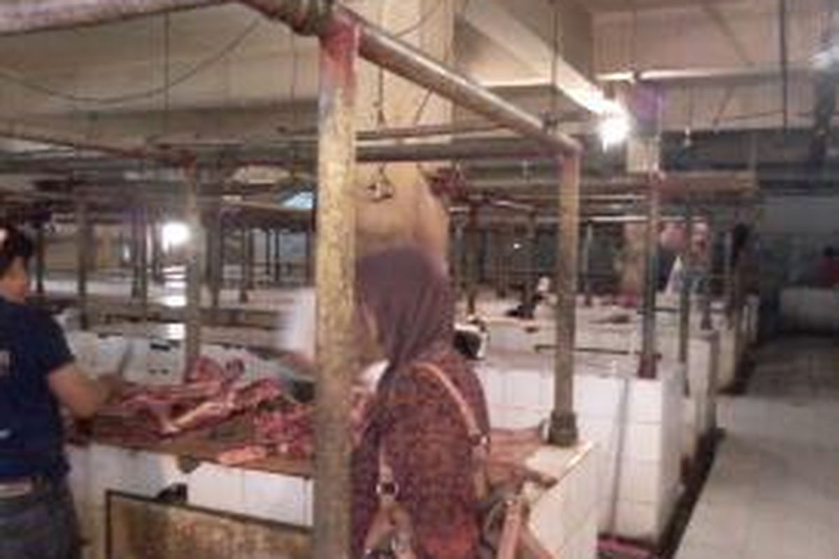 Aktivitas jual beli daging sapi di Pasar Klender, Jakarta Timur.