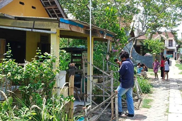 Rumah tempat tinggal Sujito (70), warga Ledok Wetan, Kecamatan Bojonegoro, Kabupaten Bojonegoro, Jawa Timur, yang ditemukan tewas membusuk di rumahnya. Selasa (5/12/2023).