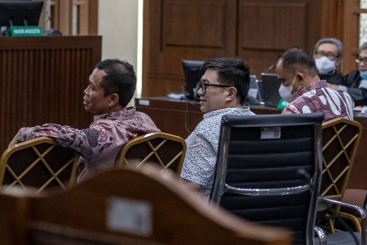 Terdakwa kasus dugaan korupsi menara pemancar sinyal atau BTS 4G Kominfo Galumbang Menak (kiri), Mukti Ali (tengah) dan Irwan Hermawan (kanan) mengikuti sidang lanjutan kasus tersebut di Pengadilan Tipikor, Jakarta, Rabu (4/10/2023). JPU menghadirkan sejumlah saksi diantaranya Candra Brahmono Indianto dan Windi Purnama untuk terdakwa Irwan Hermawan, Galumbang Menak dan Mukti Ali. ANTARA FOTO/Muhammad Adimaja/aww.