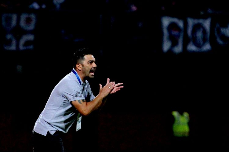 Pelatih Persik Kediri Javier Roca memberi semangat pemain saat pertandingan melawan Madura United yang berakhir dengan skor 1-0 di Stadion Gelora Madura Ratu Pamelingan, Pamekasan, Sabtu (6/8/2022) malam.