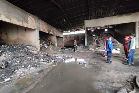 Kebakaran Landa Pusat Pengelolaan Sampah di Kabupaten Bandung