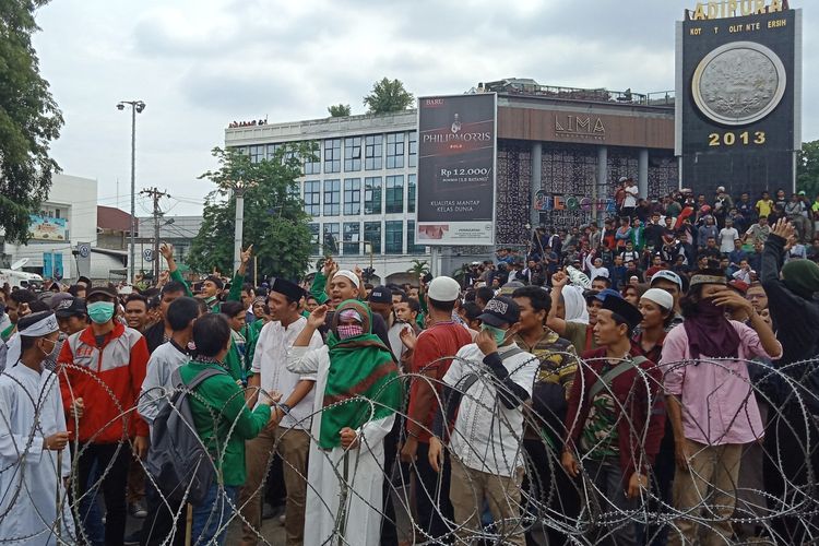 Ratusan massa aksi mendatangi kantor Bawaslu Sumut, Rabu (22/5/2019)