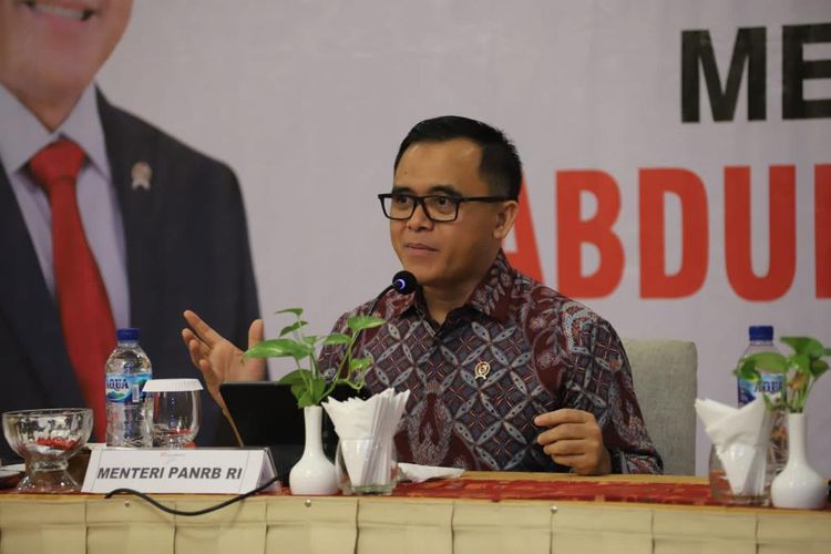 Menteri Pendayagunaan Aparatur Sipil Negara Reformasi Birokrasi (Menpan-RB) Abdullah Azwar Anas dalam acara bincang bersama Aparatur Sipil Negara (ASN) Provinsi Papua di Jayapura, Jumat (19/5/2023).
