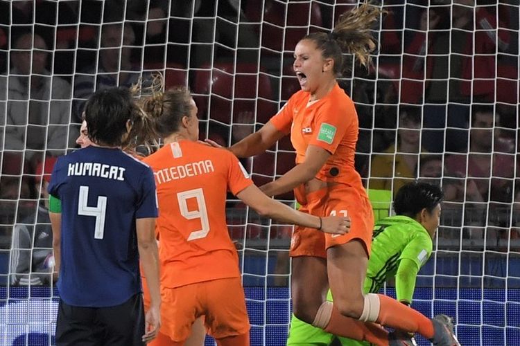 Penyerang Belanda, Lieka Martens (kanan), merayakan golnya pada pertandingan Belanda vs Jepang dalam babak 16 besar Piala Dunia Wanita 2019 di Rennes, 25 Juni 2019. 