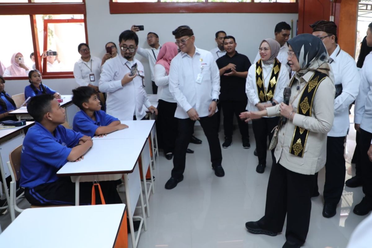 Menteri Pendayagunaan Aparatur Negara dan Reformasi Birokrasi (PANRB) Rini Widyantini saat mengunjungi Sekolah Rakyat Menengah Pertama (SRMP) 17 Tabanan, Senin (4/8/2025).
