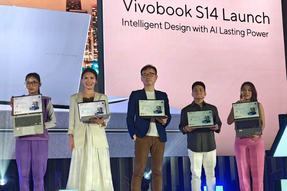 Frank Wang, Consumer BDM Asus Indonesia (tengah) dalam acara peluncuran Vivobook S14 series di Movenpick Hotel, Jakarta Pusat, Kamis (15/5/2025).