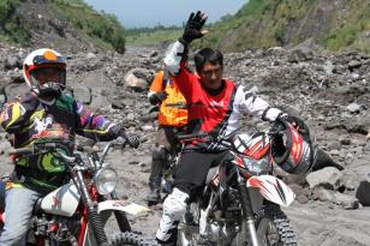 Bupati Magelang Zaenal Arifin (kanan) lebih suka mengendarai sepeda motor jenis trail/off-road saat 'blusukan' .