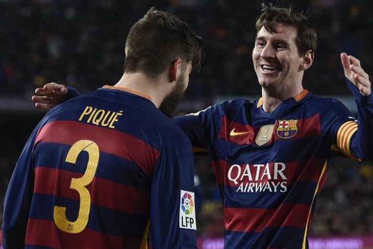 Pemain Barcelona, Lionel Messi (kanan), merayakan gol yang dicetak oleh rekannya, Gerard Pique, pada laga La Liga kontra Sevilla di Stadion Camp Nou, Minggu (28/2/2016).