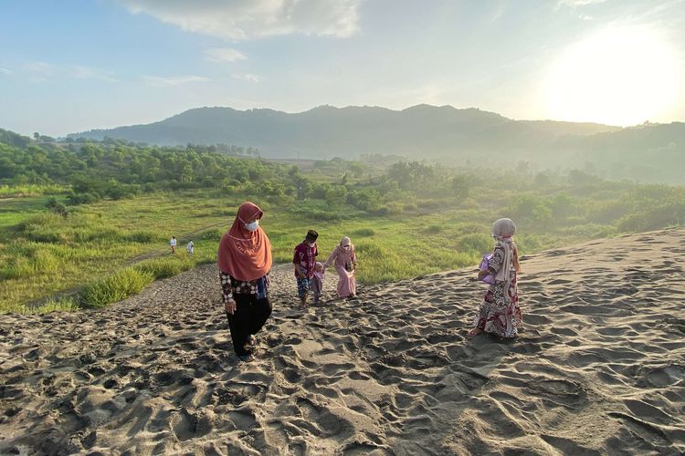 Warga  berangkat menuju lokasi Shalat Idul Fitri di Kawasan Gumuk Pasir Parangkusumo, Bantul, DIY, Senin (2/5/2022).