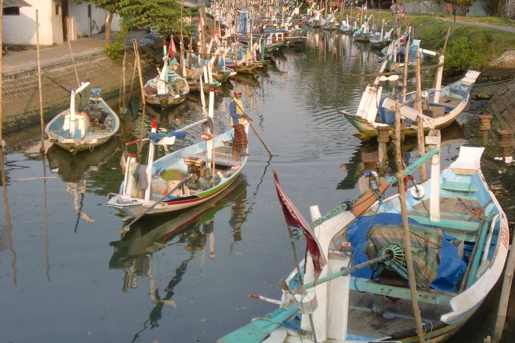 Berjejer perahu para nelayan di bantaran bibir pantai Suramadu
