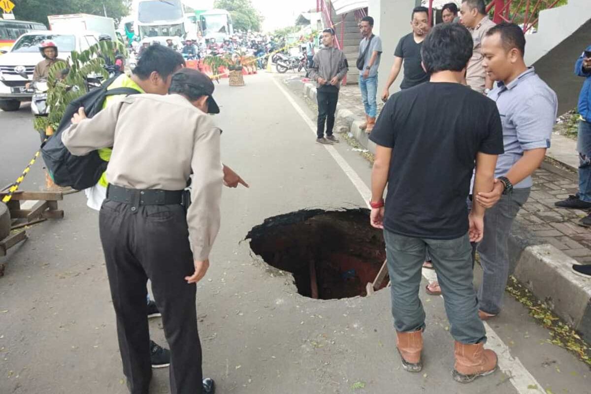 jalan amblas yang mengakibatkan lubang sedalam 2,5 meter di Jalan Daan Mogot, Tanah Tinggi, Benteng, Tangerang