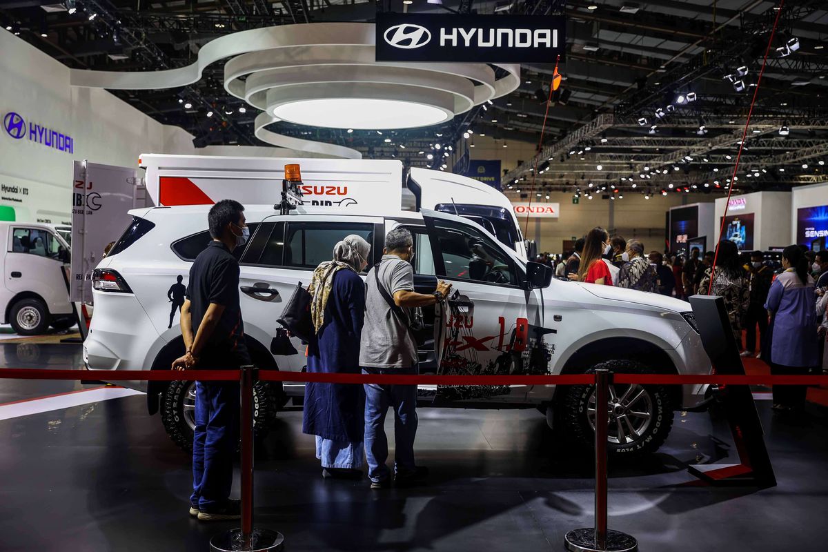 Suasana pameran mobil yang dipamerkan dalam Jakarta Auto Week (JAW) 2022, Jakarta Convention Center (JCC), Senayan, Jakarta Pusat, Sabtu (12/3/2022). Gabungan Industri Kendaraan Bermotor Indonesia (Gaikindo) menargetkan hingga 150 ribu pengunjung yang datang ke pameran yang digelar hingga 20 Maret 2022 tersebut dan diharapkan dapat membantu meningkatkan penjualan otomotif di Indonesia.