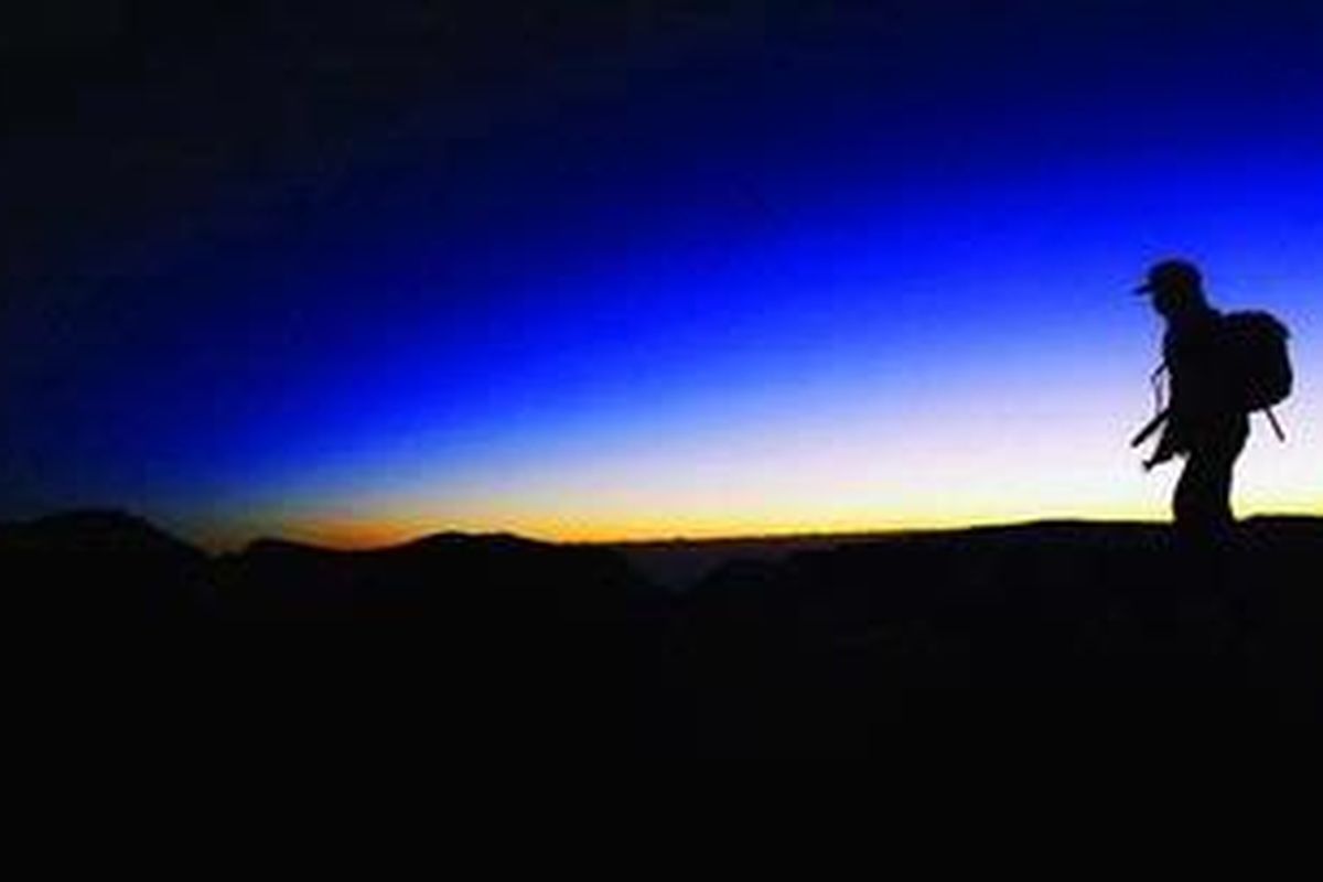 Tim Ekspedisi Cincin Api Kompas menembus gelap mengejar matahari terbit di puncak Gunung Tambora di Nusa Tenggara Barat, Rabu (22/6/2011).