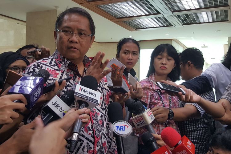 Menteri Komunikasi dan Informatika Rudiantara saat ditemui setelah rapat dengar pendapat soal keamanan data pengguna kartu seluler dengan Komisi 1 DPR RI, Senin (19/3/2018) di Jakarta.
