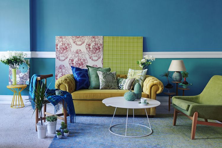 Ilustrasi dekorasi rumah dengan nuansa warna biru dan hijau. 