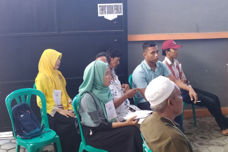 Warga menunggu giliran untuk melakukan pemungutan suara karena baru dimulai pukul 12.00 setelah surat suara di TPS 4 Desa Lancar tertukar.