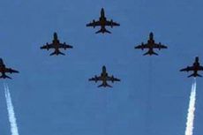 Jet Tempur F-16 dan Hawk TNI AU Latihan Terbang Malam di Pekanbaru 