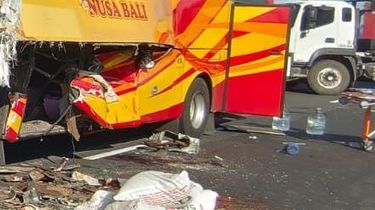 Bus Hantam Truk Pakan Ayam di Tol Gempol-Pasuruan, 12 Orang Terluka