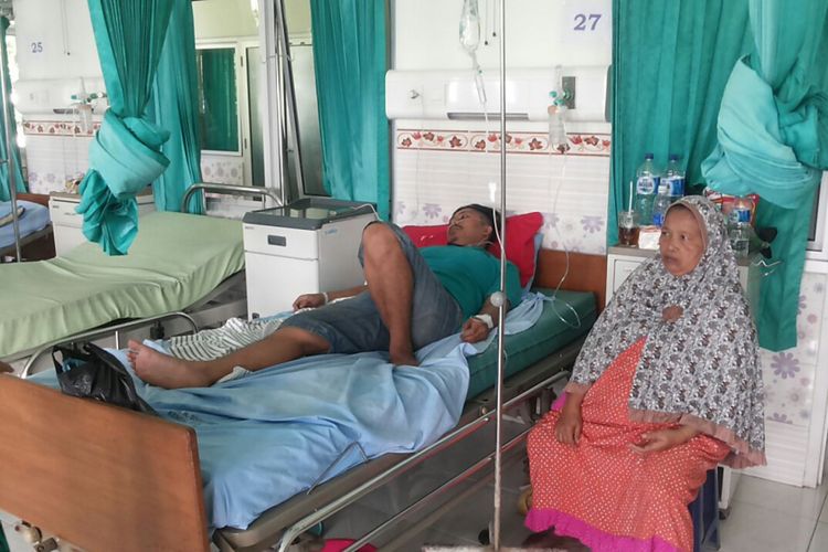 Korban pesta miras di Plantaran Kaliwungu Selatan, Kendal, Jawa Tengah, yang masih di rumah sakit.  