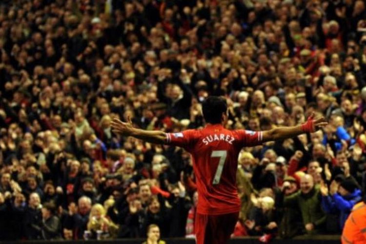 Striker Liverpool, Luis Suarez, merayakan gol ke gawang Hull City dalam laga Premier League di Stadion Anfield, Liverpool, Rabu (1/1/2014).