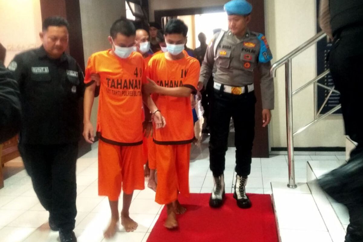 TPR (20), tersangka kasus pencurian dan pemberatan, digiring bersama tersangka kasus lain menuju ke ruang konferensi pers di Mapolres Blitar, Selasa (18/3/2025).