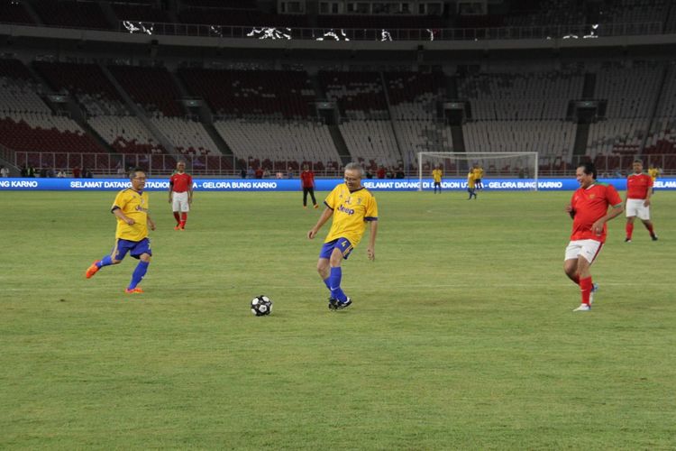 Sejumlah pejabat Kementerian PUPR bermain bola di SU GBK, Kamis (11/1/2018).