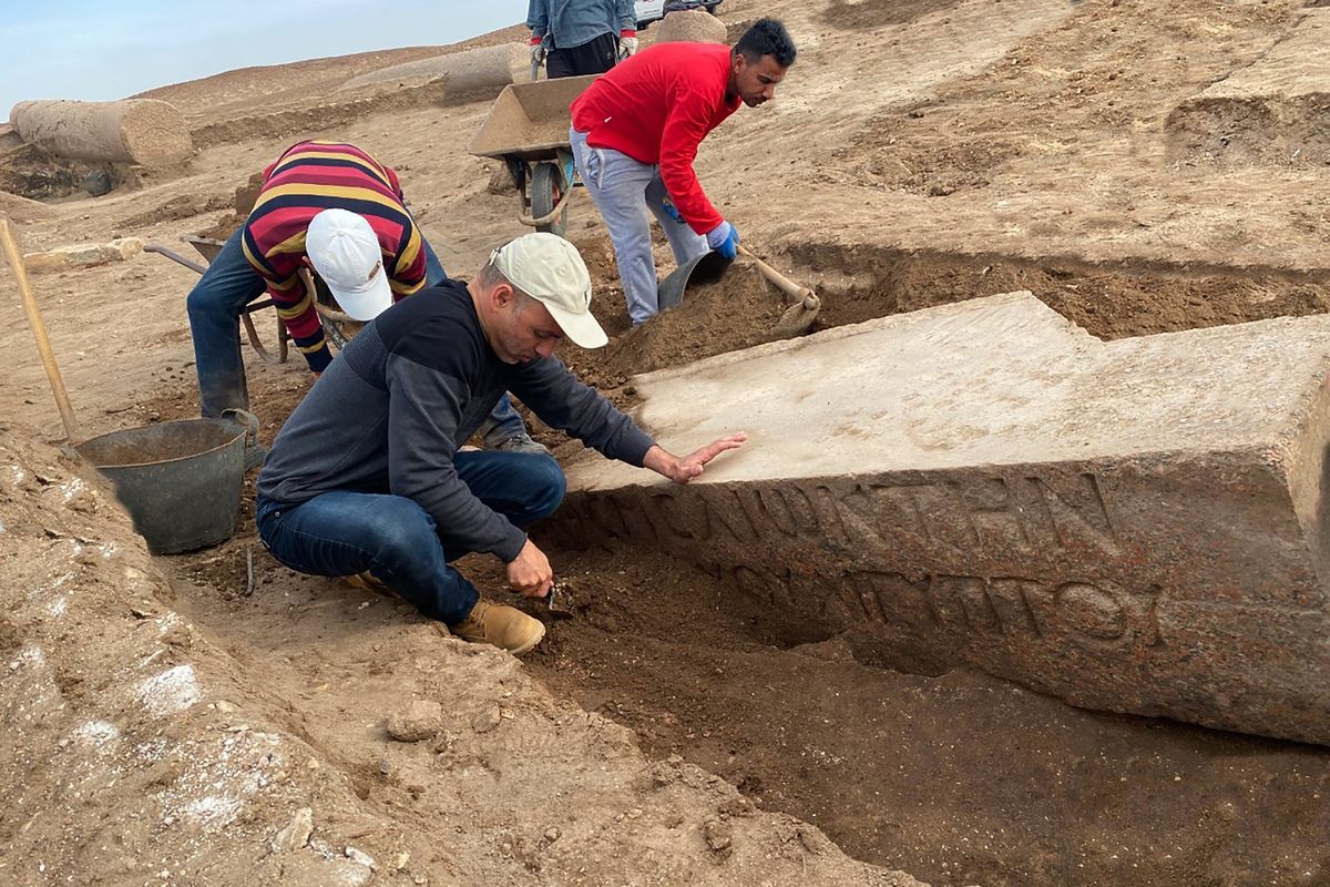 Penemuan reruntuhan kuil Zeus di Semenanjung Sinai, Mesir. Arkeolog melakukan penggalian di lokasi penemuan kuil Zeus, dewa dalam mitologi Yunani Kuno yang berada di situs Tell el-Farma.