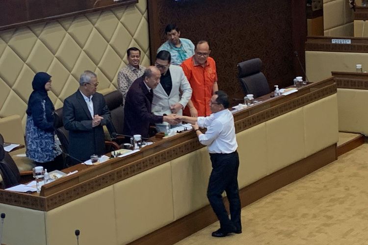 Menteri Dalam Negeri Tito Karnavian menyerahkan rancangan Peraturan Pemerintah Pengganti Undang-Undang (Perppu) Pemilu ke Komisi II DPR, di Kompleks Parlemen Senayan, Jakarta, Rabu (15/3/2023).