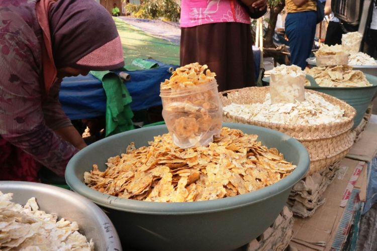 Penjual jagung titie di Pasar Baru Larantuka, sebagai salah satu makanan khas dari Larantuka, Flores, NTT, Jumat (12/10/2018).