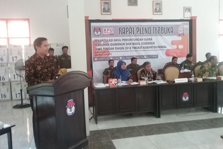 Ketua KPU Kendal Wahidin Said pada rapat pleno terbuka perhitungan surat suara Pilkada Kendal, Kamis (5/7/2018). 