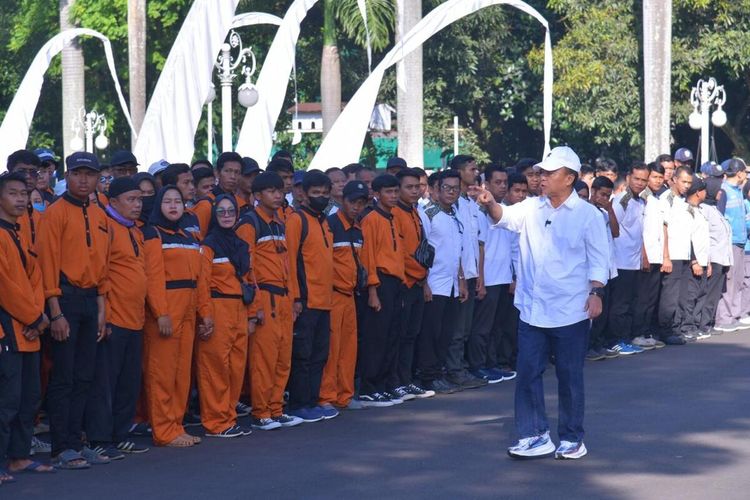 Bantu Pemkot Bandung, Dedi Mulyadi Tambah 130 Petugas Kebersihan