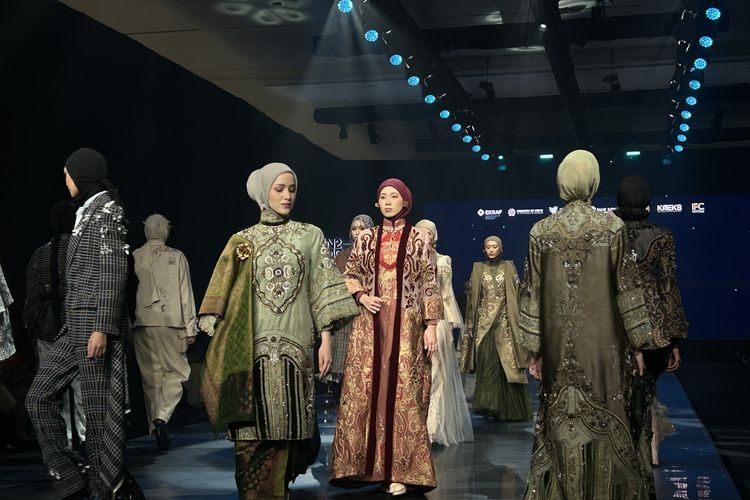 Puspa Nusantara: 8 Look Ayu Dyah Andari Padukan 3 Bunga dan 4 Wastra