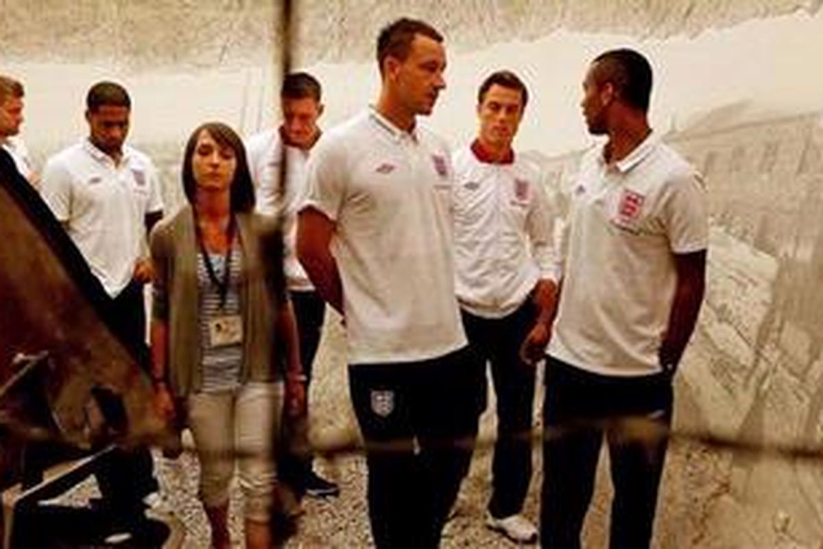 Pemain timnas Inggris, kapten John Terry (ketiga dari kanan), gelandang Scott Parker (kedua dari kanan), dan Ashley Cole (kanan) sedang berkunjung ke Pabrik Schindler di Oswiecim, Polandia, Jumat (8/6/2012).