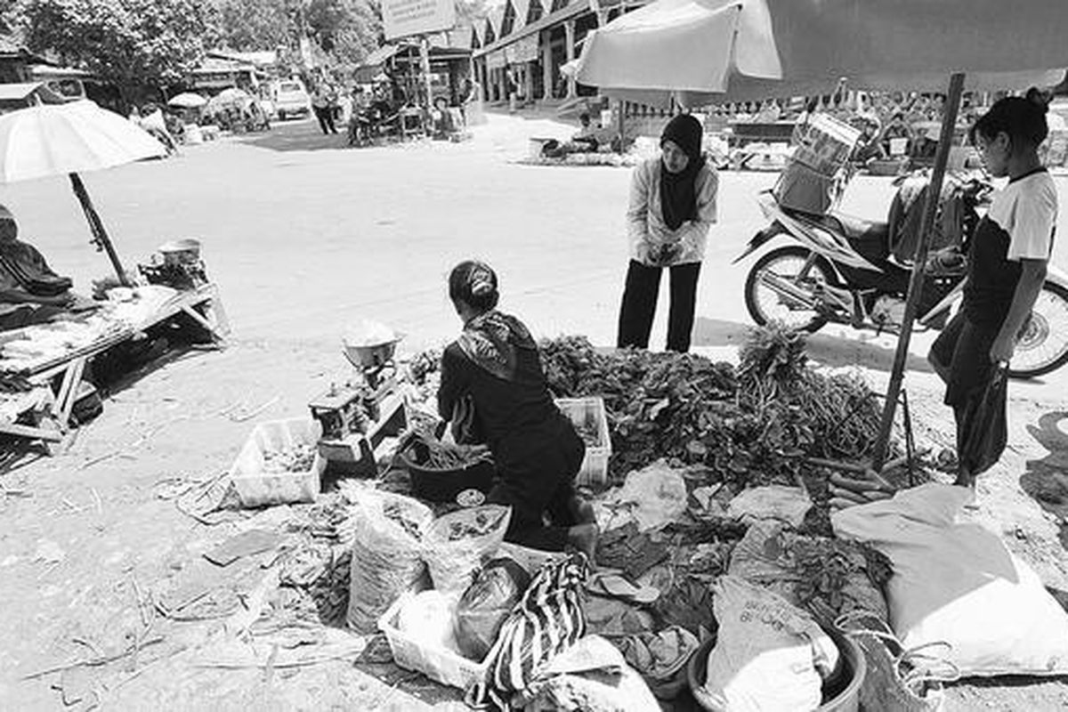 Aktivitas jual beli di Pasar Kembang, Desa Keputran, Kemalang, Klaten, kembali ramai. Sebagian besar pedagang mulai berjualan setelah sebelumnya mengungsi menghindari dampak letusan Gunung Merapi, Minggu (14/11). Kondisi Merapi yang makin kondusif membuat jarak aman yang sebelumnya 20 kilometer diubah menjadi 10 kilometer sehingga aktivitas perekonomian kembali menggeliat.