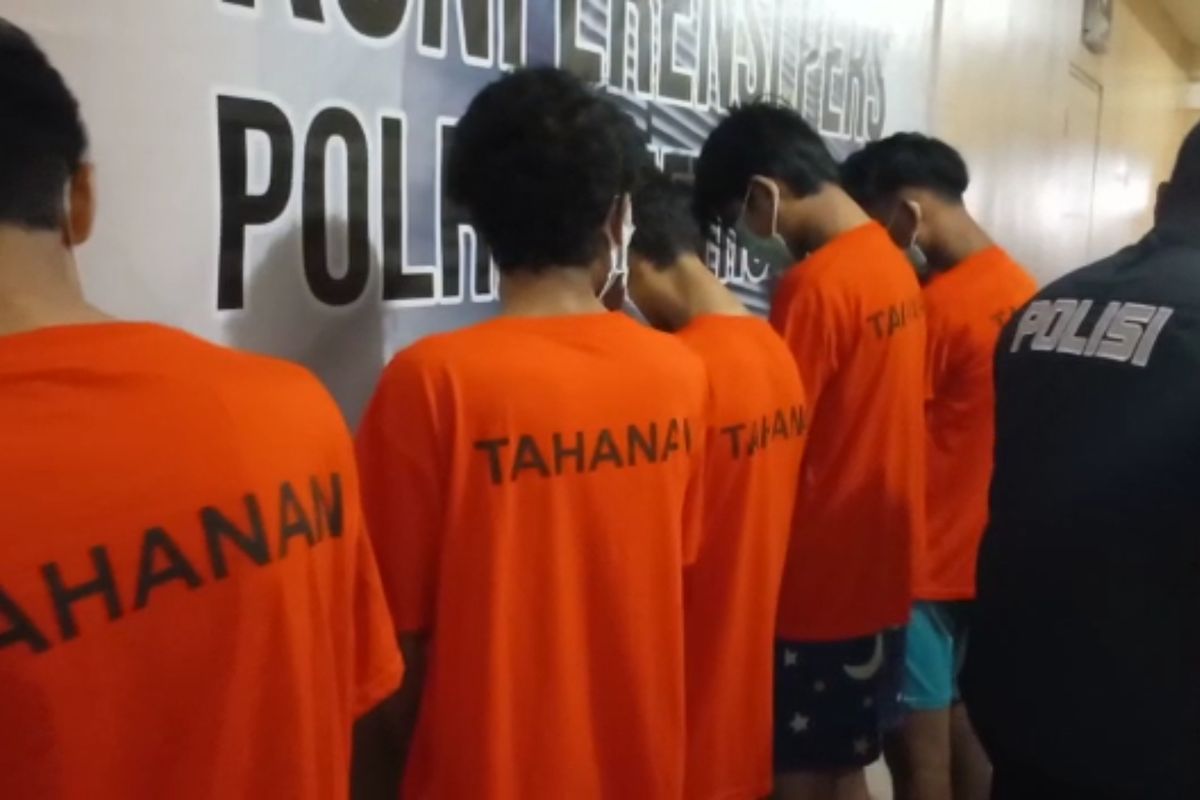 Sejumlah pemuda dari dua kelompok berbeda diamankan polisi lantaran diduga hendak melakukan tawuran antar kelompok di Kota Depok. 