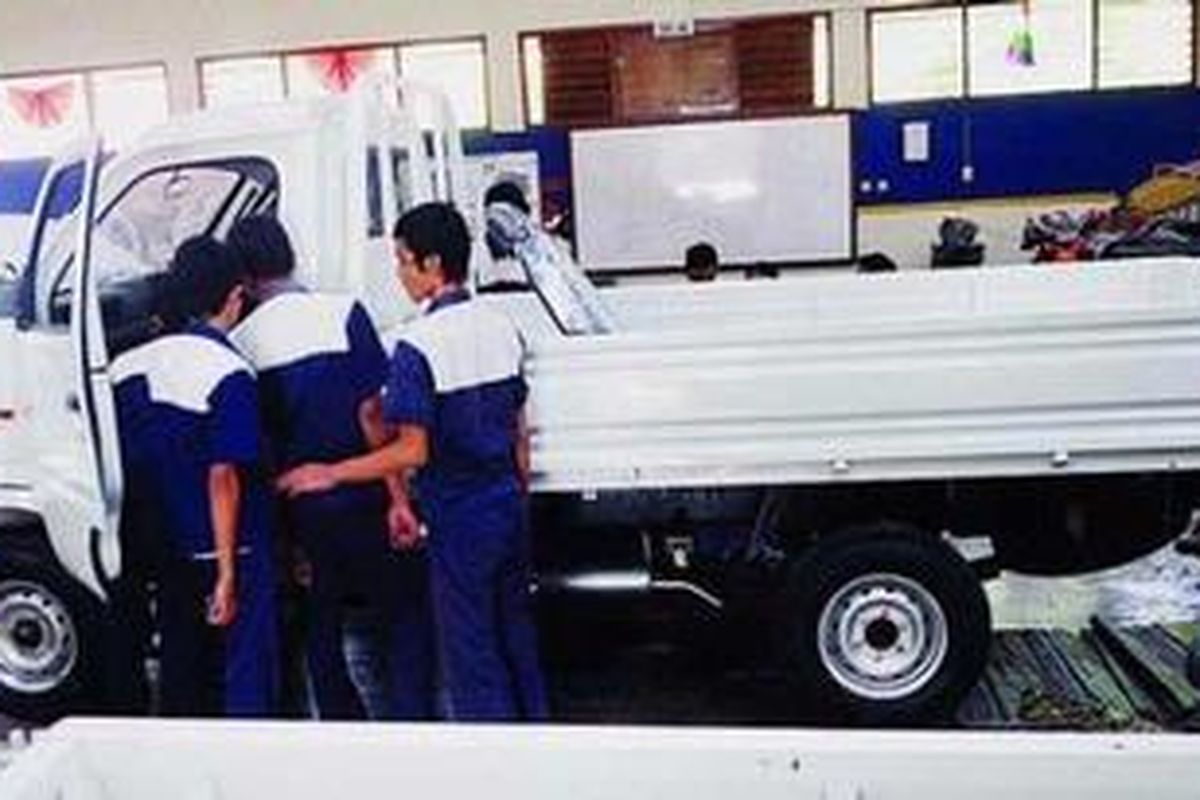 Siswa SMK Negeri 2 Surabaya merakit mobil pikap jumbo pesanan di bengkel sekolah, Senin (9/1). Dengan dukungan yang maksimal, keahlian siswa SMK tersebut akan menghasilkan produk otomotif buatan Indonesia yang diakui dunia.