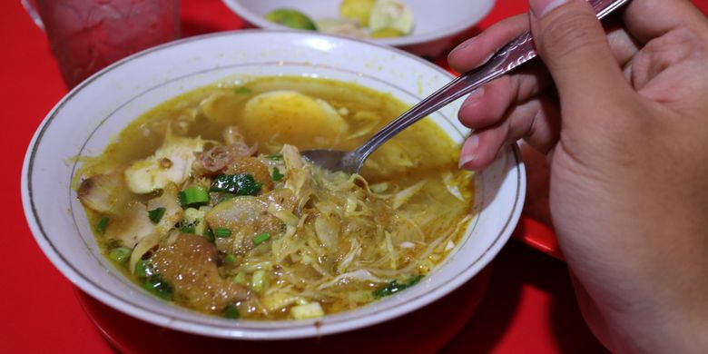 Segarnya Soto Lamongan Goyang Lidah di Ruko Bogor Permai Jalan Jendral Sudirman, Bogor, Kamis (1/6/2017). Satu porsi Soto Lamongan tersbut dapat dibeli seharga Rp 18.000, sudah termasuk nasi.