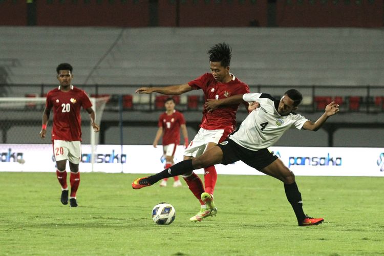 Aksi pemain Tim Nasional Indonesia dalam laga persahabatan melawan Timor Leste di Stadion Kapten I Wayan Dipta, Gianyar, Bali, Kamis (27/1/2022).