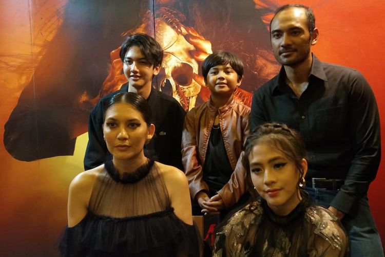 Ario Bayu, Hannah Al Rashid, Zara JKT48, Ari Ilmah, dan Muzakki Ramadhan saat sesi foto seusai jumpa pers dan screening film di XXI Epicentrum, Kuningan, Jakarta Selatan, Senin (4/11/2019).