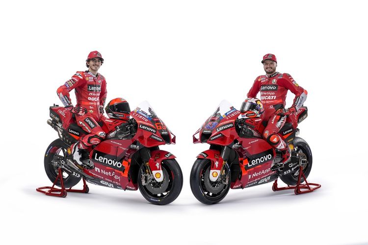 Para pebalap Ducati, Francesco Bagnaia (kiri) dan Jack Miller (kanan), berfoto bersama motor Desmosedici GP menjelang MotoGP 2022. 