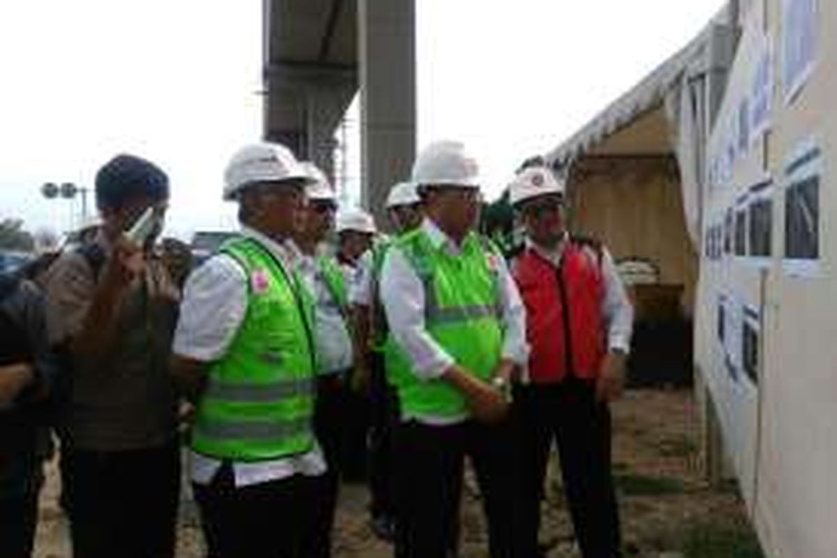 Menteri Perhubungan Budi Karya Sumadi meninjau proyek LRT Cibubur-Cawang-Dukuh Atas, pada Minggu (8/1/2017). Progress pembangunan proyek mencapai 12 persen.