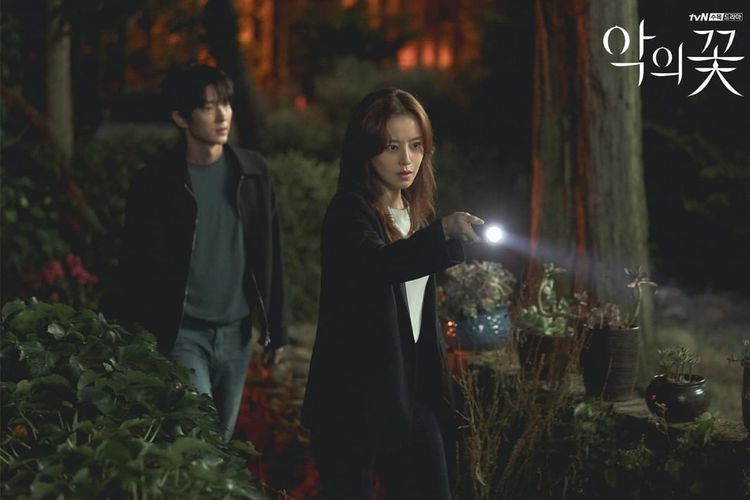 Lee Joon Gi dan Moon Chae Won dalam Flower of Evil episode 7