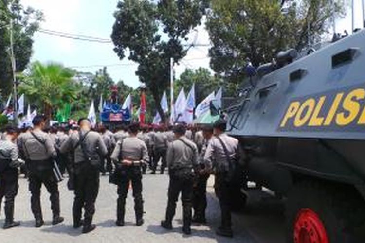 Aparat kepolisian melakukan pengamanan di sekitar Balaikota DKI Jakarta, saat sekitar 1.000 buruh berunjuk rasa, Rabu (22/10/2014).