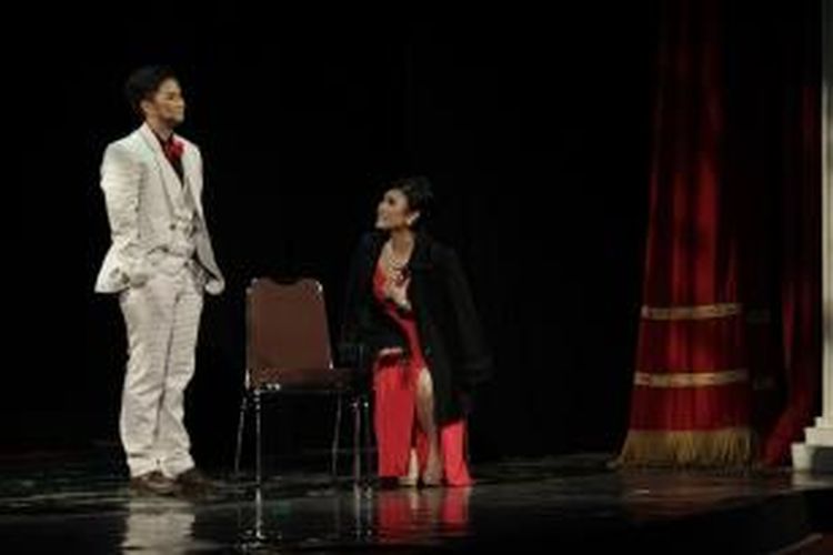 Aksi para alumni Santa Ursula yang tergabung dalam Teater 2 saat mementaskan drama bertajuk 'Kipas Tanda Mata' di Galeri Kesenian Jakarta, Pasar Baru, Minggu (2/11/2014). Drama ini mengisahkan tentang sebuah keluarga yang berjuang menjunjung tinggi kehormatan dan harga diri di tengah kehidupan sosialita kelas atas. KOMPAS IMAGES/RODERICK ADRIAN MOZES 