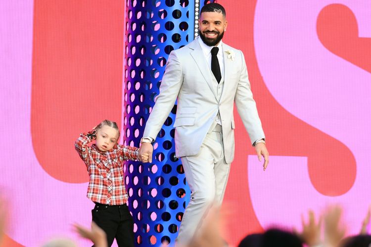 Drake mengajak anaknya, Adonis, naik ke atas pinging saat menerima penghargaan Artist of the Decade di ajang Billboard Music Awards 2021